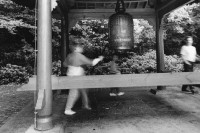 Image of sheet 19900760 photo 21: 'Weltfrieden' Eine Glocke als Geschenk aus Hiroshima, im Friedrichshainpark, Berlin. 09.90 Deutschland nach der Wende Germany 1990