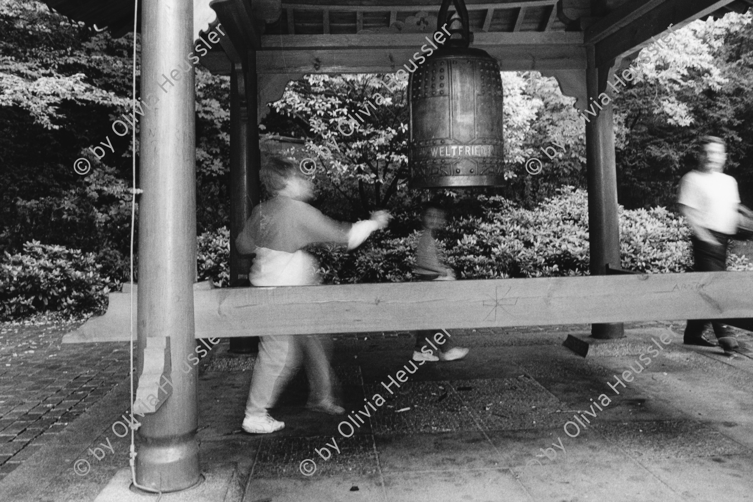 Image of sheet 19900760 photo 21: 'Weltfrieden' Eine Glocke als Geschenk aus Hiroshima, im Friedrichshainpark, Berlin. 09.90 Deutschland nach der Wende Germany 1990