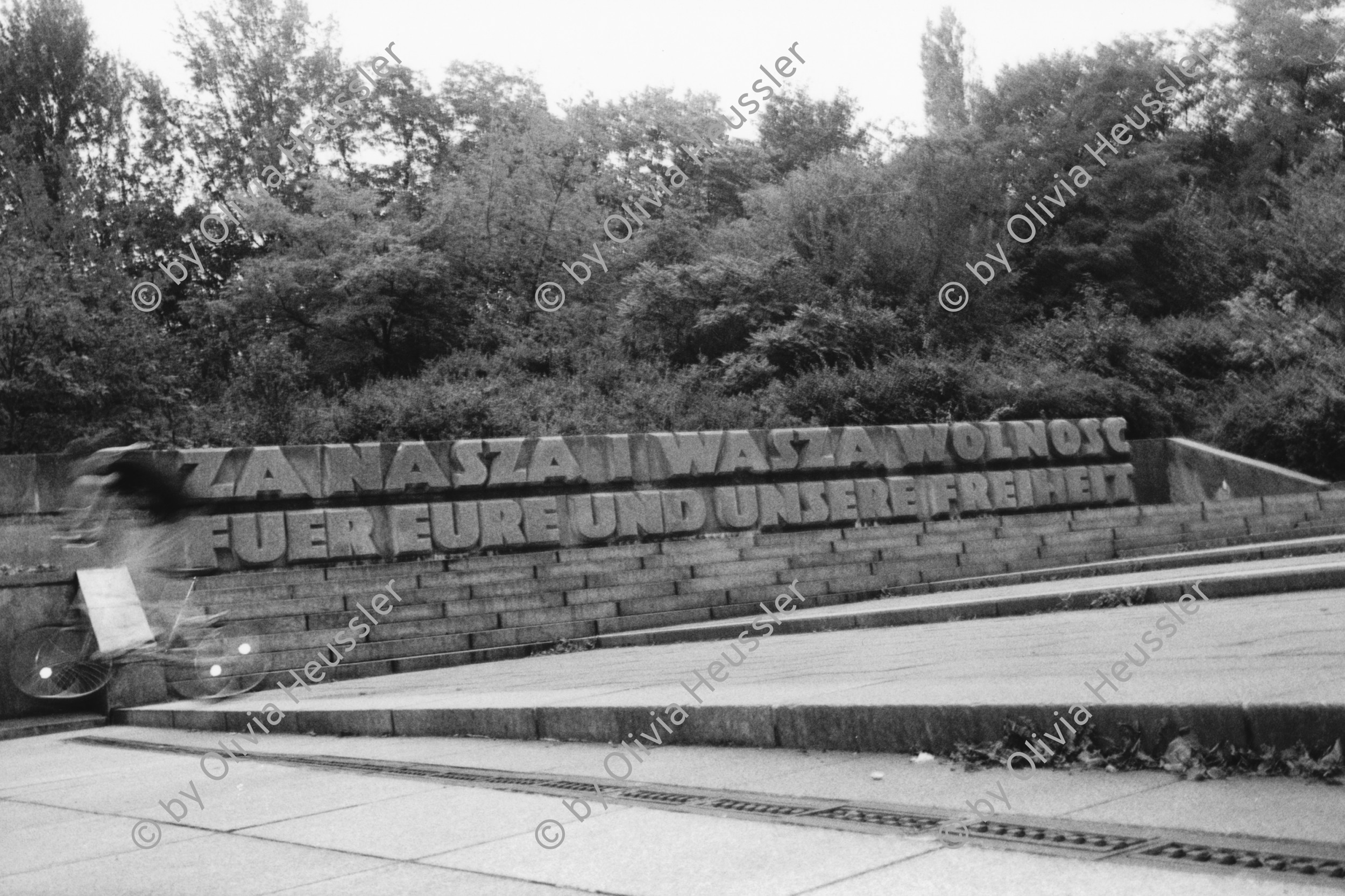 Image of sheet 19900760 photo 33: Ein polnisches Denkmal erinnert an den Krieg, Berlin 1990.