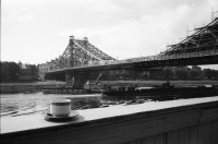 Image of sheet 19900760 photo 5: Portrait Marx Maux Graustr. 54 80 Dresden 86 jährig. In Winterthur geboren und Glockengiesser. Brücke Blaues Wunder in Dresden eingerüstet. Alteisen. In einer Home Gallery Galerie verbarikatierte Fenster. Eingang zum Volkspark Friedrichshain in Berlin. Denkmal zum Weltfriedenstag 01.09.89 von Hiroshima. grosse Glocke. Polen Denkmal 'Für Eure und unsere Freiheit'. Junge Skater Skaten mit Board über Treppe. Besetztes Haus Neue Schönhauserstr. 13 1020 Berlin. Ost Ostdeutschland Deutschland vor der Wende 1990 East Germany
