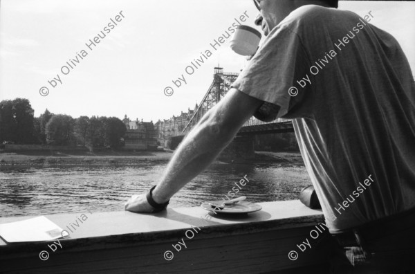 Image of sheet 19900760 photo 6: Portrait Marx Maux Graustr. 54 80 Dresden 86 jährig. In Winterthur geboren und Glockengiesser. Brücke Blaues Wunder in Dresden eingerüstet. Alteisen. In einer Home Gallery Galerie verbarikatierte Fenster. Eingang zum Volkspark Friedrichshain in Berlin. Denkmal zum Weltfriedenstag 01.09.89 von Hiroshima. grosse Glocke. Polen Denkmal 'Für Eure und unsere Freiheit'. Junge Skater Skaten mit Board über Treppe. Besetztes Haus Neue Schönhauserstr. 13 1020 Berlin. Ost Ostdeutschland Deutschland vor der Wende 1990 East Germany