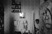 Image of sheet 19900770 photo 10: Strassenverkäufer in Pankow. Vietnamesische Fremdarbeiter Vertragsarbeiter Innen aus Vietnam als Textilnäherinnen in VEB Fortschritt Herrenbekleidung tätig.
 Im Wohnheim an der Rhinstrasse 91 D,Zimmer 5, Berlin 1136
 Friedrichsfelde Ost. S-Bahn. mit ihren Kleinkindern. Sie wohnen
 zu dritt mit ihren Kindern im selben Zimmer , abgetrennt mit
 Vorhängen. Die Väter der Kinder sind unbekannt. Die Frauen werden
 alle ausgeschafft.
Büro der Ausländerbeauftragten beim Ministerrat der DDR. Beratungsstelle für jüdische Emigranten.
 Im ehemaligen Reichsluftfahrtministerium fragen sovietische russische Juden und Jüdinnen um Asyl. Eine alte Frau schläft erschöpft auf ihrem Gepäck. Otto Grothewohlstr. 19 D
Reichspropaganda Ministerium. Das Reichsluftfahrtministerium (RLM) war ein Ministerium in der Zeit des Dritten Reichs. Für dieses Ministerium wurde 1935 ein monumentales Bürogebäude in Berlin errichtet, das seit 1992 Detlev-Rohwedder-Haus heißt und heute Sitz des Bundesministeriums der Finanzen ist.
Nguen Lun Huong Quang right, works at the advice centre for Vietnamese migrant workers in East-Berlin, former GDR. The advice centeris provisional and was set up very fast, because the demand for legal advice, how to avoid dismissalles , in connection with
 their work-situations as well as informationon possibilities to
 learn German, was very high.
 The general situation has worsened during the last months due to
 massdismisalles , because of measures seeking higher profits.
 The future of the Vietnamese industrial sewers for male clothing.
 working at the VEB Fortschritt is very unsure.As far as the living situation of these young mothers is concerned, they have to live on very little space and the cost of living is getting higher every day due to the political change.
Berlin 1990