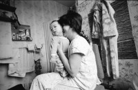 Image of sheet 19900770 photo 17: Strassenverkäufer in Pankow. Vietnamesische Fremdarbeiter Vertragsarbeiter Innen aus Vietnam als Textilnäherinnen in VEB Fortschritt Herrenbekleidung tätig.
 Im Wohnheim an der Rhinstrasse 91 D,Zimmer 5, Berlin 1136
 Friedrichsfelde Ost. S-Bahn. mit ihren Kleinkindern. Sie wohnen
 zu dritt mit ihren Kindern im selben Zimmer , abgetrennt mit
 Vorhängen. Die Väter der Kinder sind unbekannt. Die Frauen werden
 alle ausgeschafft.
Büro der Ausländerbeauftragten beim Ministerrat der DDR. Beratungsstelle für jüdische Emigranten.
 Im ehemaligen Reichsluftfahrtministerium fragen sovietische russische Juden und Jüdinnen um Asyl. Eine alte Frau schläft erschöpft auf ihrem Gepäck. Otto Grothewohlstr. 19 D
Reichspropaganda Ministerium. Das Reichsluftfahrtministerium (RLM) war ein Ministerium in der Zeit des Dritten Reichs. Für dieses Ministerium wurde 1935 ein monumentales Bürogebäude in Berlin errichtet, das seit 1992 Detlev-Rohwedder-Haus heißt und heute Sitz des Bundesministeriums der Finanzen ist.
Nguen Lun Huong Quang right, works at the advice centre for Vietnamese migrant workers in East-Berlin, former GDR. The advice centeris provisional and was set up very fast, because the demand for legal advice, how to avoid dismissalles , in connection with
 their work-situations as well as informationon possibilities to
 learn German, was very high.
 The general situation has worsened during the last months due to
 massdismisalles , because of measures seeking higher profits.
 The future of the Vietnamese industrial sewers for male clothing.
 working at the VEB Fortschritt is very unsure.As far as the living situation of these young mothers is concerned, they have to live on very little space and the cost of living is getting higher every day due to the political change.
Berlin 1990