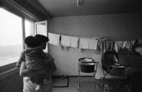 Image of sheet 19900770 photo 24: Strassenverkäufer in Pankow. Vietnamesische Fremdarbeiter Vertragsarbeiter Innen aus Vietnam als Textilnäherinnen in VEB Fortschritt Herrenbekleidung tätig.
 Im Wohnheim an der Rhinstrasse 91 D,Zimmer 5, Berlin 1136
 Friedrichsfelde Ost. S-Bahn. mit ihren Kleinkindern. Sie wohnen
 zu dritt mit ihren Kindern im selben Zimmer , abgetrennt mit
 Vorhängen. Die Väter der Kinder sind unbekannt. Die Frauen werden
 alle ausgeschafft.
Büro der Ausländerbeauftragten beim Ministerrat der DDR. Beratungsstelle für jüdische Emigranten.
 Im ehemaligen Reichsluftfahrtministerium fragen sovietische russische Juden und Jüdinnen um Asyl. Eine alte Frau schläft erschöpft auf ihrem Gepäck. Otto Grothewohlstr. 19 D
Reichspropaganda Ministerium. Das Reichsluftfahrtministerium (RLM) war ein Ministerium in der Zeit des Dritten Reichs. Für dieses Ministerium wurde 1935 ein monumentales Bürogebäude in Berlin errichtet, das seit 1992 Detlev-Rohwedder-Haus heißt und heute Sitz des Bundesministeriums der Finanzen ist.
Nguen Lun Huong Quang right, works at the advice centre for Vietnamese migrant workers in East-Berlin, former GDR. The advice centeris provisional and was set up very fast, because the demand for legal advice, how to avoid dismissalles , in connection with
 their work-situations as well as informationon possibilities to
 learn German, was very high.
 The general situation has worsened during the last months due to
 massdismisalles , because of measures seeking higher profits.
 The future of the Vietnamese industrial sewers for male clothing.
 working at the VEB Fortschritt is very unsure.As far as the living situation of these young mothers is concerned, they have to live on very little space and the cost of living is getting higher every day due to the political change.
Berlin 1990
