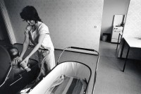 Image of sheet 19900770 photo 32: Vietnamesische Vertragsarbeiterin mit ihrem Neugeborenen nach der Kuendigung, Berlin Marzahn, 28. September 1990. 
Die Fremdarbeiter Vertragsarbeiter innen aus Vietnam, haben alle ihre Stelle verloren und die Väter ihrer Kinder sind verschwunden. 1.10.90 ehemalige DDR Deutschland Berlin 1990 Marzahn vietnamesische vietnamese women mother kids baby

A northvietnamese woman is putting her child in a pram as she is standing in the scarcely furnitured linvingroom of her flat that she has to share with two other vietnamese women and their babys children. former GDR 

© 1990, OLIVIA HEUSSLER / www.clic.li