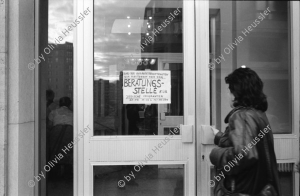 Image of sheet 19900770 photo 35: Büro der Ausländerbeauftragten beim Ministerrat der DDR, Beratungsstelle für jüdische Emigranten, Berlin 1990.