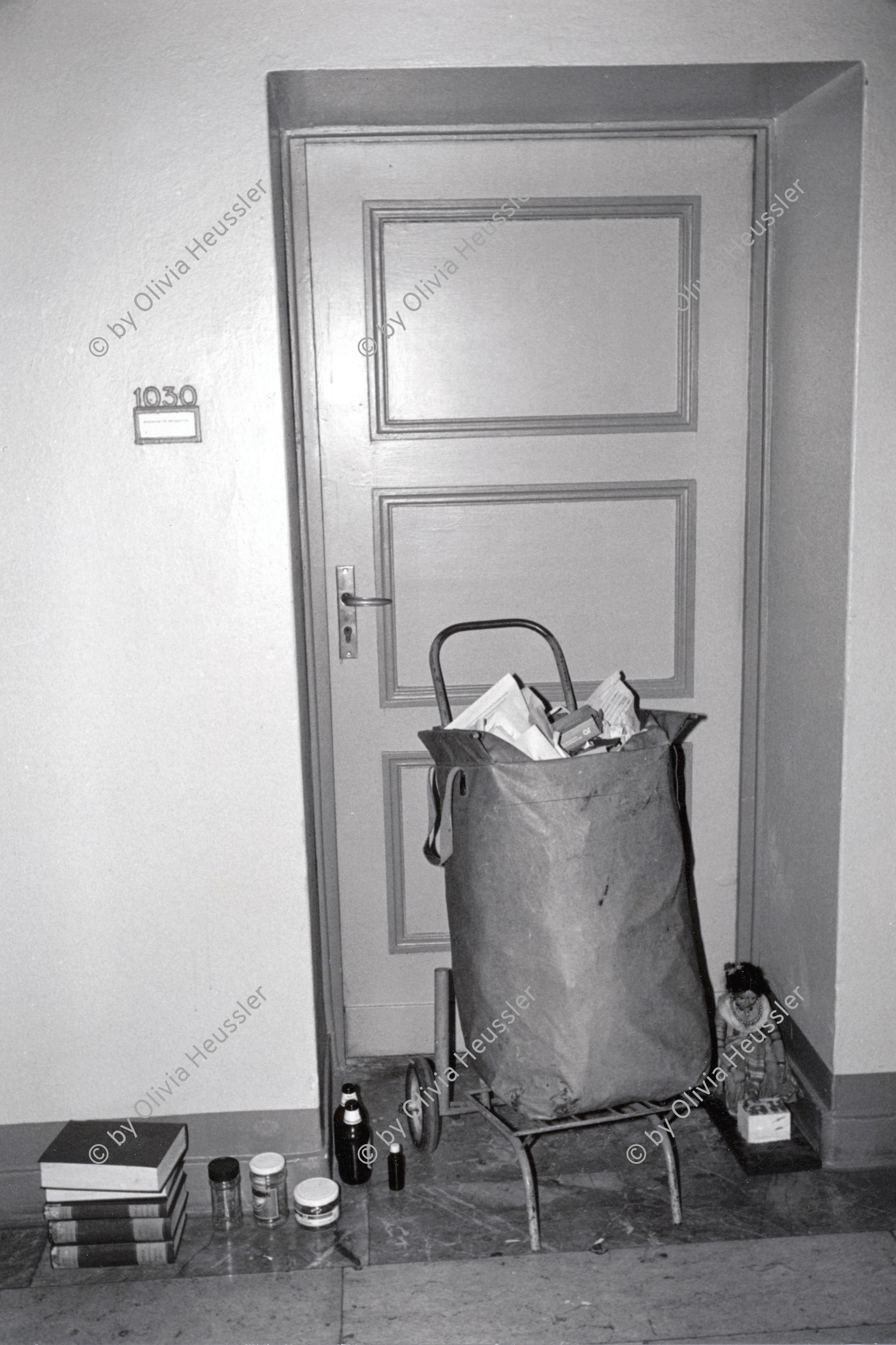 Image of sheet 19900780 photo 33: Das 'Kapital' von Karl Marx hat ausgedient, Büro 1030 des Ministeriums für Medienpolitik. (ehem. Reichsluftfahrtsministerium). Heute Treuhandgesellschaft, Berlin 02.10.1990.

Im Haus der Ministerien, ehemals Reichsluftfahrtsministerium, von Göhring. (Das Reichsluftfahrtministerium (RLM) war ein Ministerium in der Zeit des Dritten Reichs. Für dieses Ministerium wurde 1935 ein monumentales Bürogebäude in Berlin errichtet, das seit 1992 Detlev-Rohwedder-Haus heißt und heute Sitz des Bundesministeriums der Finanzen ist.)