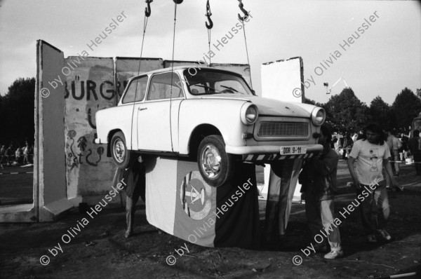 Image of sheet 19900780 photo 35: Trabant als Kunstwerk. Aktion der East Side Gallery.