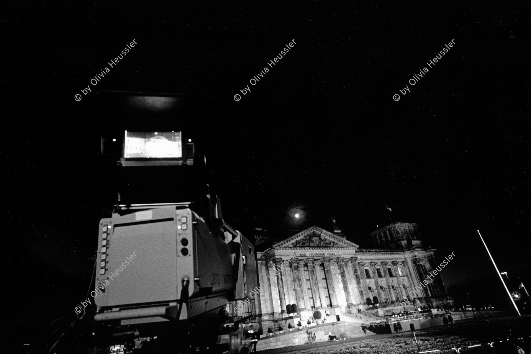 Image of sheet 19900790 photo 0: © 1990, Olivia Heussler / www.clic.li

The new parliament Reichstag in the reunification ceremonys thrue the lens of a tv-camera. Berlin, Germany 02.10. 1990 √ Deutschland by night nachts by night