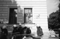 Image of sheet 19900790 photo 20: Frau mit Kopftuch beobachtet Polizeibeamten während einem Einsatz gegen eine Demonstration gegen die Wiedervereinigung, Berlin, 1990.
Hausbesetzung Muslima Auswahl