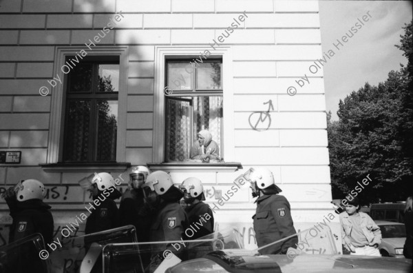 Image of sheet 19900790 photo 20: Frau mit Kopftuch beobachtet Polizeibeamten während einem Einsatz gegen eine Demonstration gegen die Wiedervereinigung, Berlin, 1990.
Hausbesetzung Muslima Auswahl