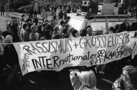 Image of sheet 19900790 photo 23: Gegen Rassismuss und Grossdeutschland. Demonstration gegen die Wiedervereinigung, Berlin, 1990.