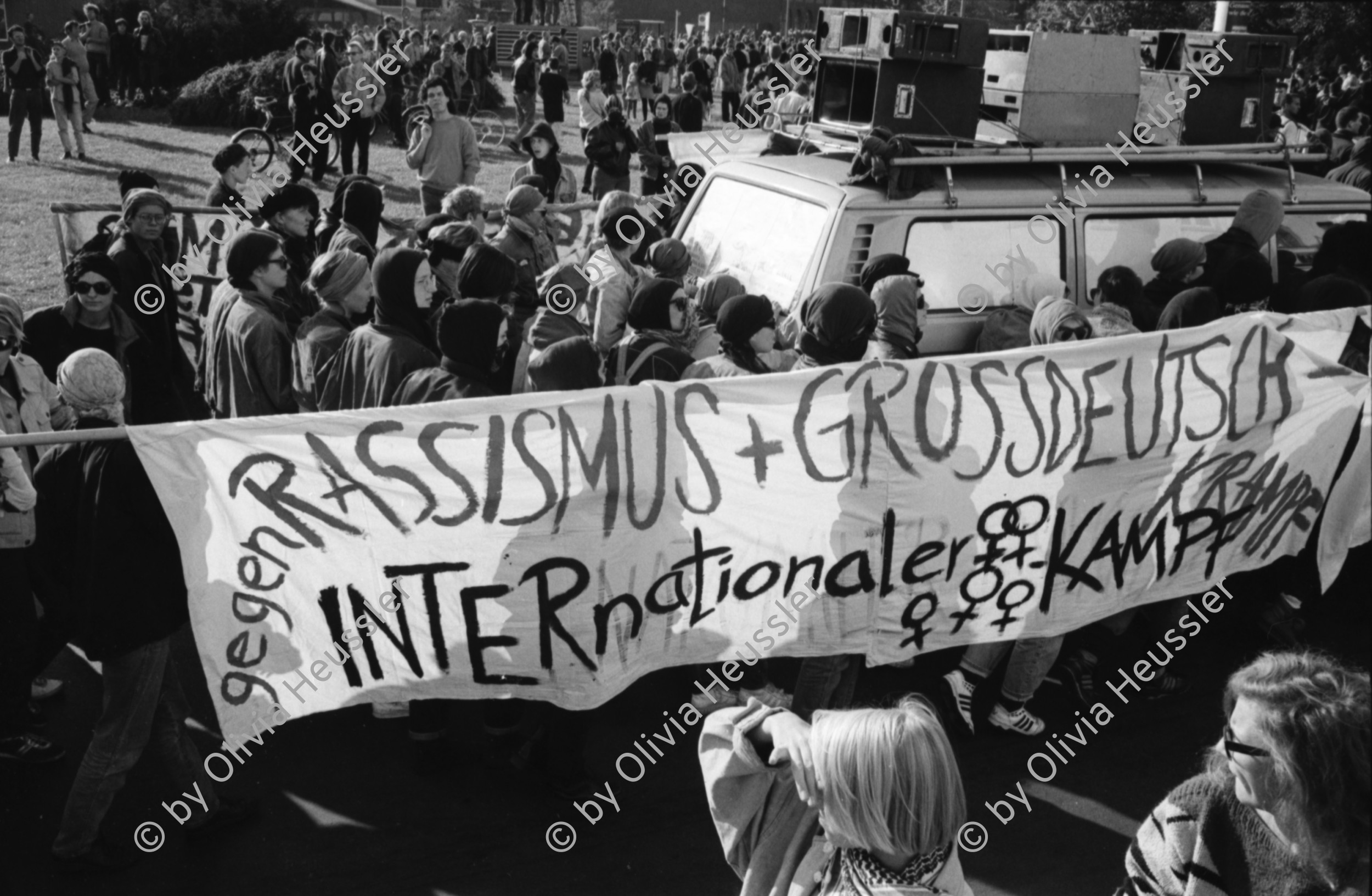Image of sheet 19900790 photo 23: Gegen Rassismuss und Grossdeutschland. Demonstration gegen die Wiedervereinigung, Berlin, 1990.