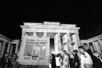 Image of sheet 19900790 photo 4: Während den Feierlichkeiten zur Wiedervereinigung Ost- und Westdeutschlands am Brandenburgertor ohne Quadriga, Berlin 02.Okt. 1990. Gegen die Armee Anti militaristen 
Europa ohne Armee... Deutschland zuerst! 1914 1939 1990 Transparent Politisches plakat
02.Okt. 1990 √ Deutschland Europe
Protest during the ceremony marking the reunification of East and West Germany at the Brandenburg Gate in Berlin. 02.Oct. Banner protest 1990
