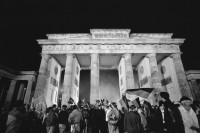 Image of sheet 19900790 photo 5: Während den Feierlichkeiten zur Wiedervereinigung Ost- und Westdeutschlands am Brandenburgertor ohne Quadriga, Berlin 02.Okt. 1990.
Au cours de la célébration de la réunification de l'Est et l'Ouest à la porte de Brandebourg.  02.Oct. 1990 Berlin Allemagne 
Deutschland Germany 
During the ceremony marking the reunification of East and West Germany at the Brandenburg Gate ohne without the Cuadriga GDR flag Fahne DDR group of protesters

Exhibition: Contres Pouvoirs, Altkirch 2017