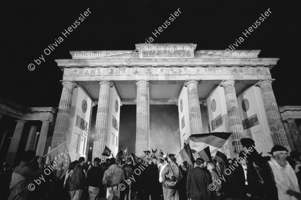 Image of sheet 19900790 photo 5: Während den Feierlichkeiten zur Wiedervereinigung Ost- und Westdeutschlands am Brandenburgertor ohne Quadriga, Berlin 02.Okt. 1990.
Au cours de la célébration de la réunification de l'Est et l'Ouest à la porte de Brandebourg.  02.Oct. 1990 Berlin Allemagne 
Deutschland Germany 
During the ceremony marking the reunification of East and West Germany at the Brandenburg Gate ohne without the Cuadriga GDR flag Fahne DDR group of protesters

Exhibition: Contres Pouvoirs, Altkirch 2017