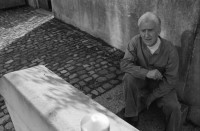 Image of sheet 19900800 photo 30: Portrait Felix von Muralt, Tomo Muscionico, Thomas Kern in Look at an der Ernastrasse. Portrait Pfarrer Demestral Patrice im Zürcher Niederdorf für Beobachter. Frankengasse 6 Zürich religion 1990 Photography Kreis vier 4 Aussersihl