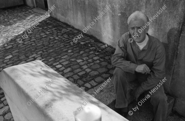 Image of sheet 19900800 photo 30: Portrait Felix von Muralt, Tomo Muscionico, Thomas Kern in Look at an der Ernastrasse. Portrait Pfarrer Demestral Patrice im Zürcher Niederdorf für Beobachter. Frankengasse 6 Zürich religion 1990 Photography Kreis vier 4 Aussersihl