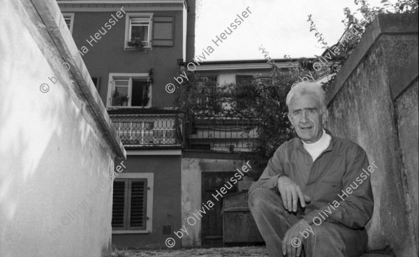 Image of sheet 19900800 photo 33: Portrait Felix von Muralt, Tomo Muscionico, Thomas Kern in Look at an der Ernastrasse. Portrait Pfarrer Demestral Patrice im Zürcher Niederdorf für Beobachter. Frankengasse 6 Zürich religion 1990 Photography Kreis vier 4 Aussersihl