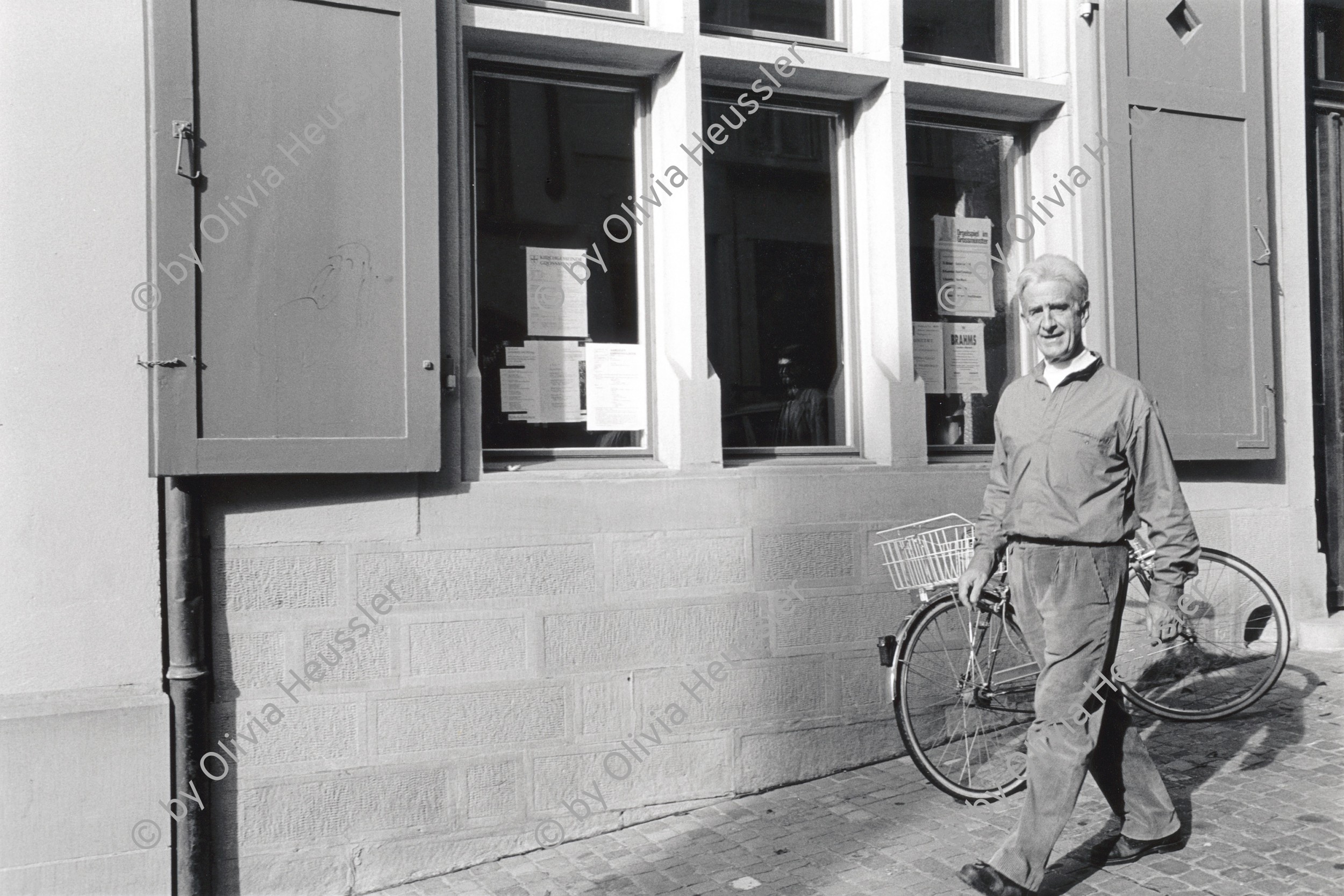 Image of sheet 19900810 photo 15: Pfarrer Gefängnispfarrer und Seelsorger Patrice De Mestral wohnt und arbeitet im Zürcher Niederdorf. Zürich 10.90 1990 √