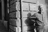 Image of sheet 19900810 photo 28: © 1990, OLIVIA HEUSSLER / www.clic.li
frtsg. 900800 Pfarrer Gefängnis Seelsorger Patrice De Mestral im Niederdorf. Portrait. Zürich 1990 √ Priest chaplain Schweiz Switzerland Europe Religion prison Portrait