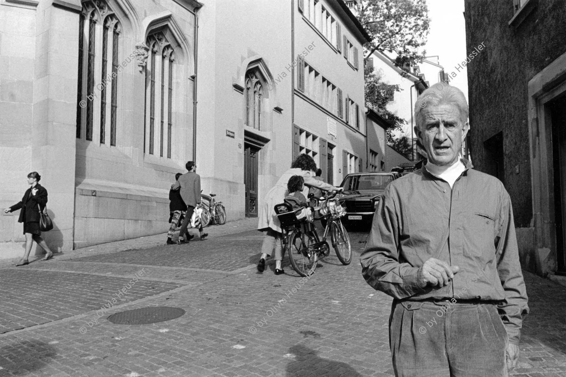 Image of sheet 19900810 photo 7: © 1990, OLIVIA HEUSSLER / www.clic.li
frtsg. 900800 Pfarrer Gefängnis Seelsorger Patrice De Mestral im Niederdorf. Portrait. Priest chaplain Zürich 1990 √ Kreis eins 1 Schweiz Switzerland Europe