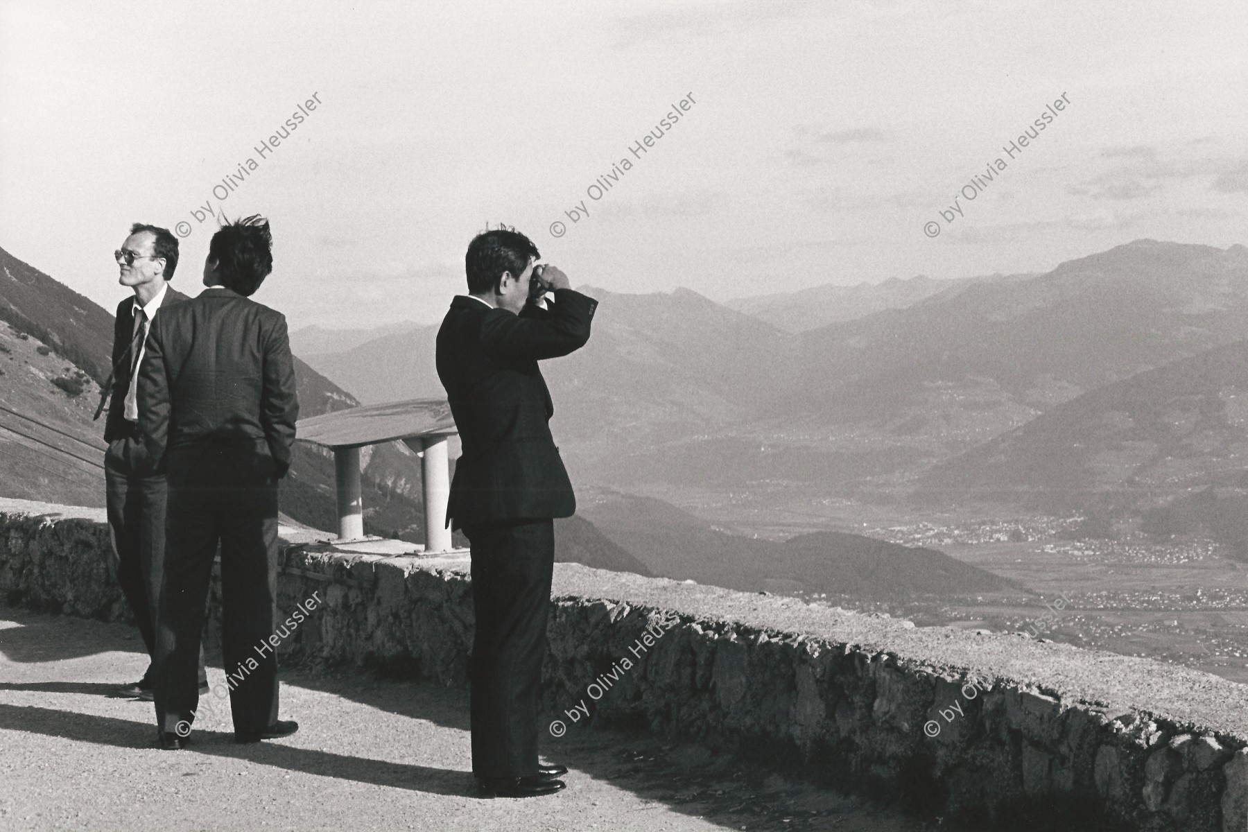 Image of sheet 19900820 photo 16: Diese drei Männer benützen die Mittagszeit für einen Ausflug auf den Patscherkofel hoch über Innsbruck. Österreich Austria Business man 1990 √
© 1990, OLIVIA HEUSSLER / www.clic.li