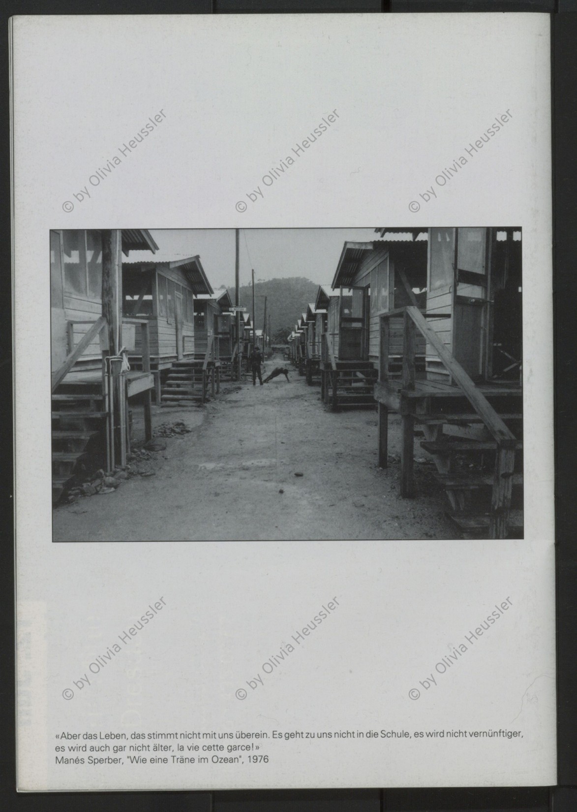 Image of sheet 19900820 photo 8: Trois hommes d'affaires suivi par trois oiseaux à l'heure du déjeuner au Patscherkofel au-dessus de la ville. Innsbruck Autriche 1990
© 1990, OLIVIA HEUSSLER / www.clic.li
Vögel birds Bergdohlen 

Diese drei Männer benützen mit drei Vögel, die Lunch zeit für einen Ausflug auf den Patscherkofel hoch über der Stadt. Innsbruck Oesterreich 1990 Österreich √ austria birds three man men city 

Out of: From time to time  / Von Zeit zu Zeit

© 1990, OLIVIA HEUSSLER / www.clic.li

Schuler Auktionen Juni 2018
Auf Aluminium aufgezogen 83,5 x 130 cm

exibition.