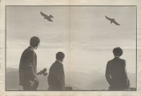 Image of sheet 19900820 photo 8: Trois hommes d'affaires suivi par trois oiseaux à l'heure du déjeuner au Patscherkofel au-dessus de la ville. 
Vögel birds Bergdohlen 

Diese drei Männer benützen mit drei Vögel, die Lunch zeit für einen Ausflug auf den Patscherkofel hoch über der Stadt. Innsbruck Oesterreich 1990 Österreich √ austria birds three man men city 

Out of: From time to time  / Von Zeit zu Zeit

Schuler Auktionen Juni 2018
Auf Aluminium aufgezogen 83,5 x 130 cm
Besitz: Wolfram Müller, Martin Rohner, Zürich
exibition.