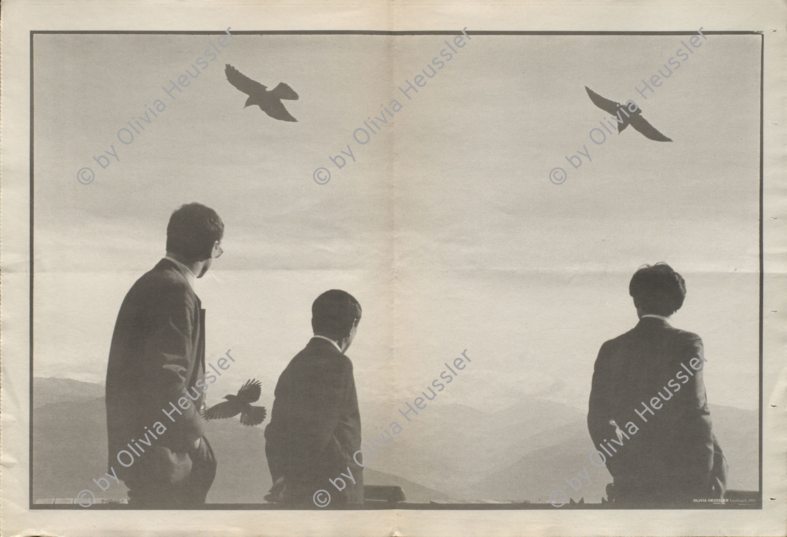 Image of sheet 19900820 photo 8: Trois hommes d'affaires suivi par trois oiseaux à l'heure du déjeuner au Patscherkofel au-dessus de la ville. 
Vögel birds Bergdohlen 

Diese drei Männer benützen mit drei Vögel, die Lunch zeit für einen Ausflug auf den Patscherkofel hoch über der Stadt. Innsbruck Oesterreich 1990 Österreich √ austria birds three man men city 

Out of: From time to time  / Von Zeit zu Zeit

Schuler Auktionen Juni 2018
Auf Aluminium aufgezogen 83,5 x 130 cm
Besitz: Wolfram Müller, Martin Rohner, Zürich
exibition.