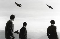 Image of sheet 19900820 photo 8: Trois hommes d'affaires suivi par trois oiseaux à l'heure du déjeuner au Patscherkofel au-dessus de la ville. Innsbruck Autriche 1990

Vögel birds Bergdohlen 

Diese drei Männer benützen mit drei Vögel, die Lunch zeit für einen Ausflug auf den Patscherkofel hoch über der Stadt. Innsbruck Oesterreich 1990 Österreich √ austria birds three man men city 

Out of: From time to time  / Von Zeit zu Zeit

Schuler Auktionen Juni 2018
Auf Aluminium aufgezogen 83,5 x 130 cm
Exhibition: Ateliers ouverts, Mulhouse 2018
Silvergelatine Print 39x85 signed
Shadows and other Natures
Besitz: Wolfram Müller, Martin Rohner, Zürich