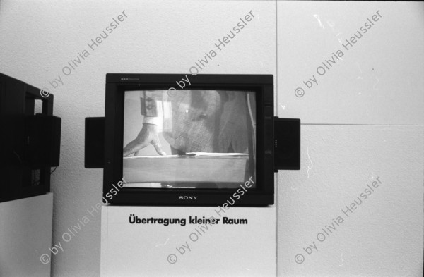 Image of sheet 19900850 photo 17: Nr. 6 u7 Clara Saner. Nr. 12-20 Karin Knorr- Cetina Vortrag «Die Rolle des Körpers im Erkenntnisprozess». Ihre Beine im Monitor. 25-30 (Pauline Oliveros
 1 v. li. Elisabeth Michel Alder, Ursula Koch, Dagmar Reichert, Friederike Mayröcker, Osterreich und Esther Gilomen, (Gio Windeln) im Gespräch.