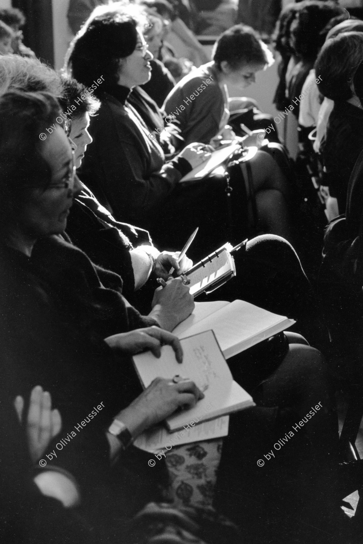 Image of sheet 19900860 photo 24: Diese Frauen besuchen das öffentliche Symposium. Basel 1990 √ Schweiz Schweiz Switzerland Europe Frauen woman women art Weiterbildung education