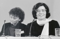 Image of sheet 19900870 photo 15: Ursula Koch, Zürich SP Stadträtin  Basel 1990 √ Portrait
während einem Symposium über Wissenschaft und Künste in Basel. 

Ursula Koch (* 1. Juli 1941 in Zürich; heimatberechtigt ebenda) ist eine Schweizer Politikerin (SP). Ursula Koch studierte Chemie an der Universität Zürich und promovierte 1976.

Von 1979 bis 1986 gehörte Koch dem Zürcher Kantonsrat an. Von 1986 bis 1998 war sie Zürcher Stadträtin und Vorsteherin des Hochbaudepartements. Dabei widersetzte sie sich der Öffnung der früheren Industriezonen für Büronutzungen. Sie verkündete bei ihrem Amtsantritt: «Zürich ist gebaut.»[1]