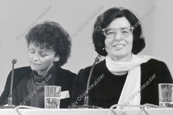 Image of sheet 19900870 photo 15: Ursula Koch, Zürich SP Stadträtin  Basel 1990 √ Portrait
während einem Symposium über Wissenschaft und Künste in Basel. 

Ursula Koch (* 1. Juli 1941 in Zürich; heimatberechtigt ebenda) ist eine Schweizer Politikerin (SP). Ursula Koch studierte Chemie an der Universität Zürich und promovierte 1976.

Von 1979 bis 1986 gehörte Koch dem Zürcher Kantonsrat an. Von 1986 bis 1998 war sie Zürcher Stadträtin und Vorsteherin des Hochbaudepartements. Dabei widersetzte sie sich der Öffnung der früheren Industriezonen für Büronutzungen. Sie verkündete bei ihrem Amtsantritt: «Zürich ist gebaut.»[1]