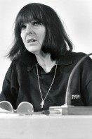Image of sheet 19900870 photo 16: Die österreichische Schriftstellerin Fredericke Mayröcker während einem Symposium über Wissenschaft und  Künste in Basel. 10.90 1990 √ Portrait

Friederike Mayröcker (* 20. Dezember 1924 in Wien) ist eine österreichische Schriftstellerin.
