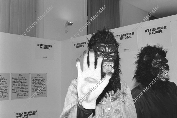 Image of sheet 19900870 photo 26: Die New Yorker Frauen Performance Gruppe 'Guerilla Girls' an einer Veranstaltung für Männer und Frauen, während einem Symposium über Wissenschaft und Künste in Basel. 1990 √ Switzerland Schweiz women art Europe 

Die Guerrilla Girls sind eine seit 1985 anonym operierende Künstlerinnengruppe aus New York, deren Markenzeichen Gorillamasken sind.

Guerrilla Girls are an anonymous group of feminists devoted to fighting against sexism within the visual fine art world internationally. Started in New York City in 1985 to protest gender and racial inequality in the art world, members are known for the gorilla masks they wear to keep their anonymity.