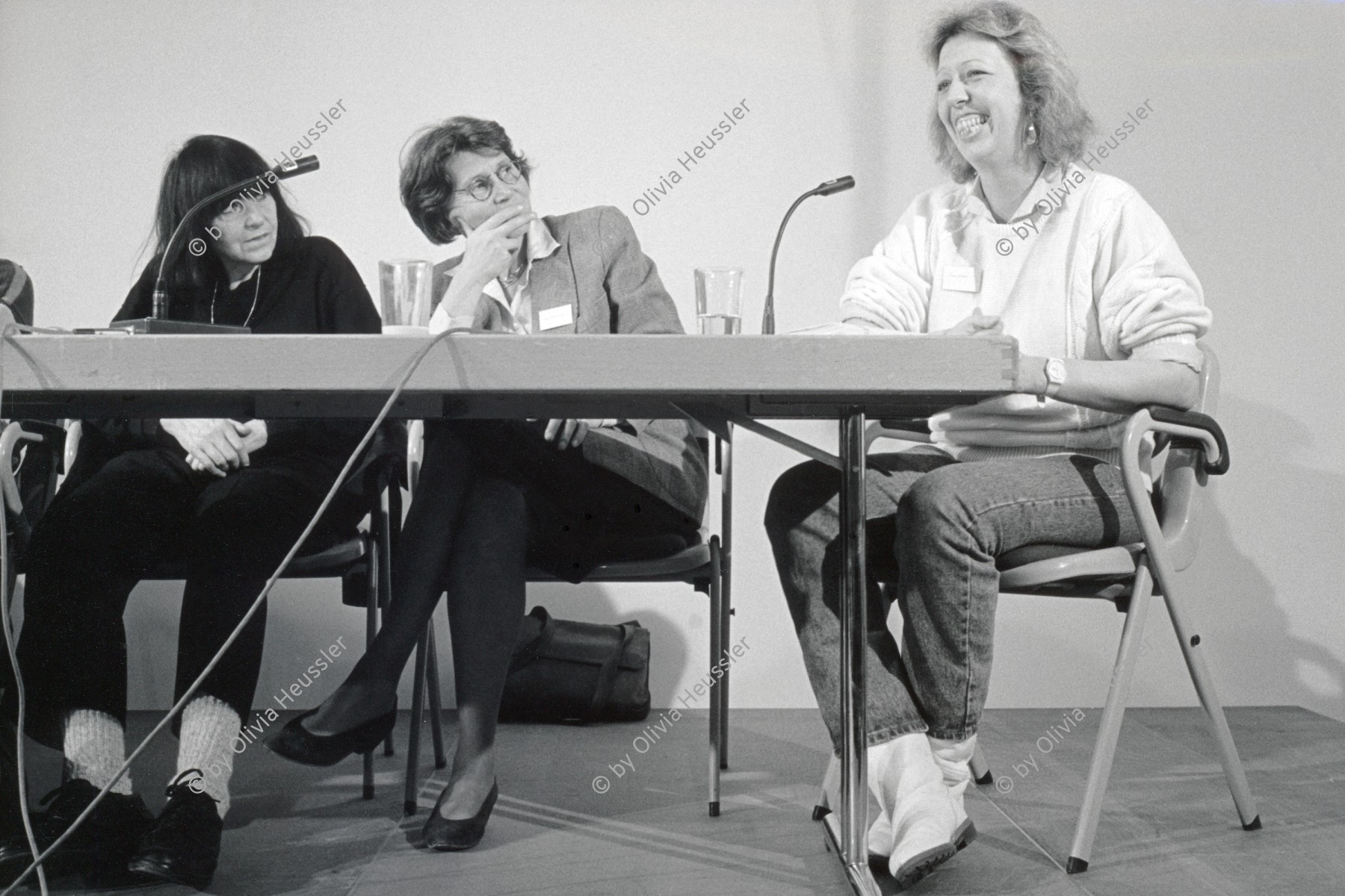 Image of sheet 19900880 photo 10: Podiumsgespräch re aussen Gilomen.  
Friedericke Mayröcker (li) Prof. Soziologin Karin Knorr Cetina (mi) während einem Symposium über Wissenschaft und Künste 
in Basel Schweiz 1990 √