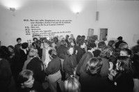 Image of sheet 19900880 photo 14: frtsg. 900870 Nr. 1 - 8 allg. Nr. 9-10 Podiumsgespräch re aussen Gilomen. Nr. 16 - 36 Guerilla Girls, Gorilla Girls. N.Y.C. 
Friedericke Mayröcker (li) Prof. Soziologin Karin Knorr Cetina (mi)
in Basel 1990 während einem Symposium über Wissenschaft und Künste