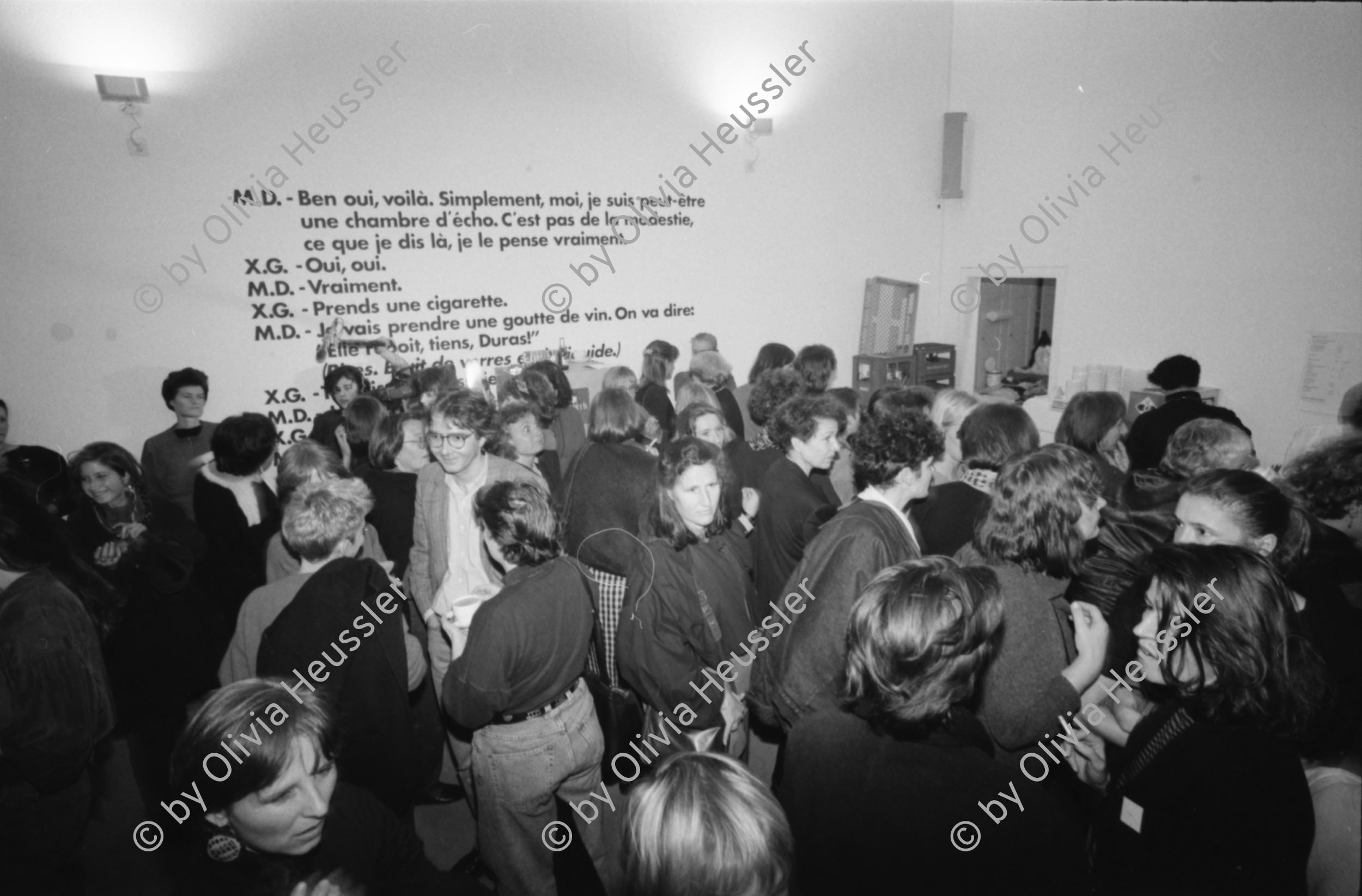 Image of sheet 19900880 photo 14: frtsg. 900870 Nr. 1 - 8 allg. Nr. 9-10 Podiumsgespräch re aussen Gilomen. Nr. 16 - 36 Guerilla Girls, Gorilla Girls. N.Y.C. 
Friedericke Mayröcker (li) Prof. Soziologin Karin Knorr Cetina (mi)
in Basel 1990 während einem Symposium über Wissenschaft und Künste