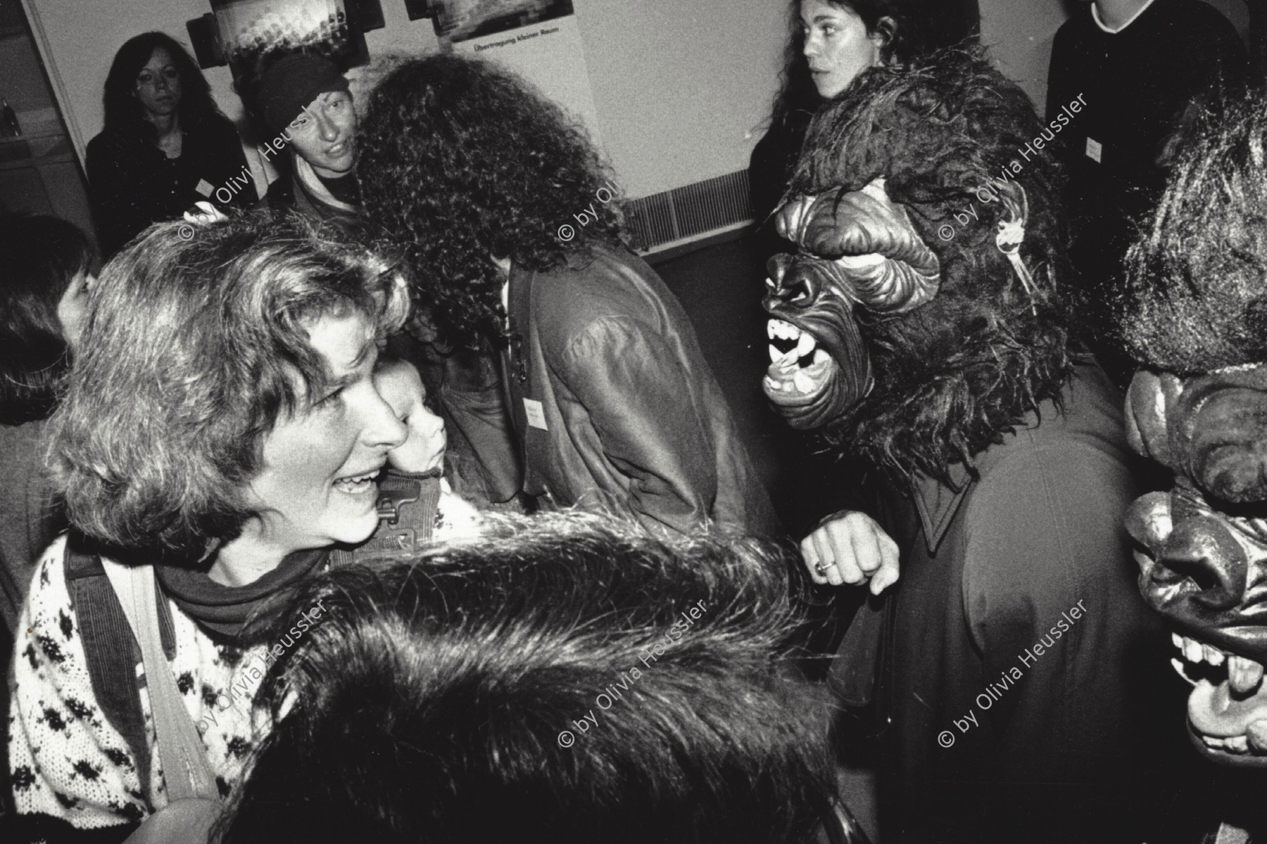 Image of sheet 19900880 photo 19: Die New Yorker Künstlerinnen Gruppe Gorilla Girls während einem Symposium über Wissenschaft und Künste, Basel 1990.

Mother and Baby art Kunst Action Masken Kultur culture Kleinkind