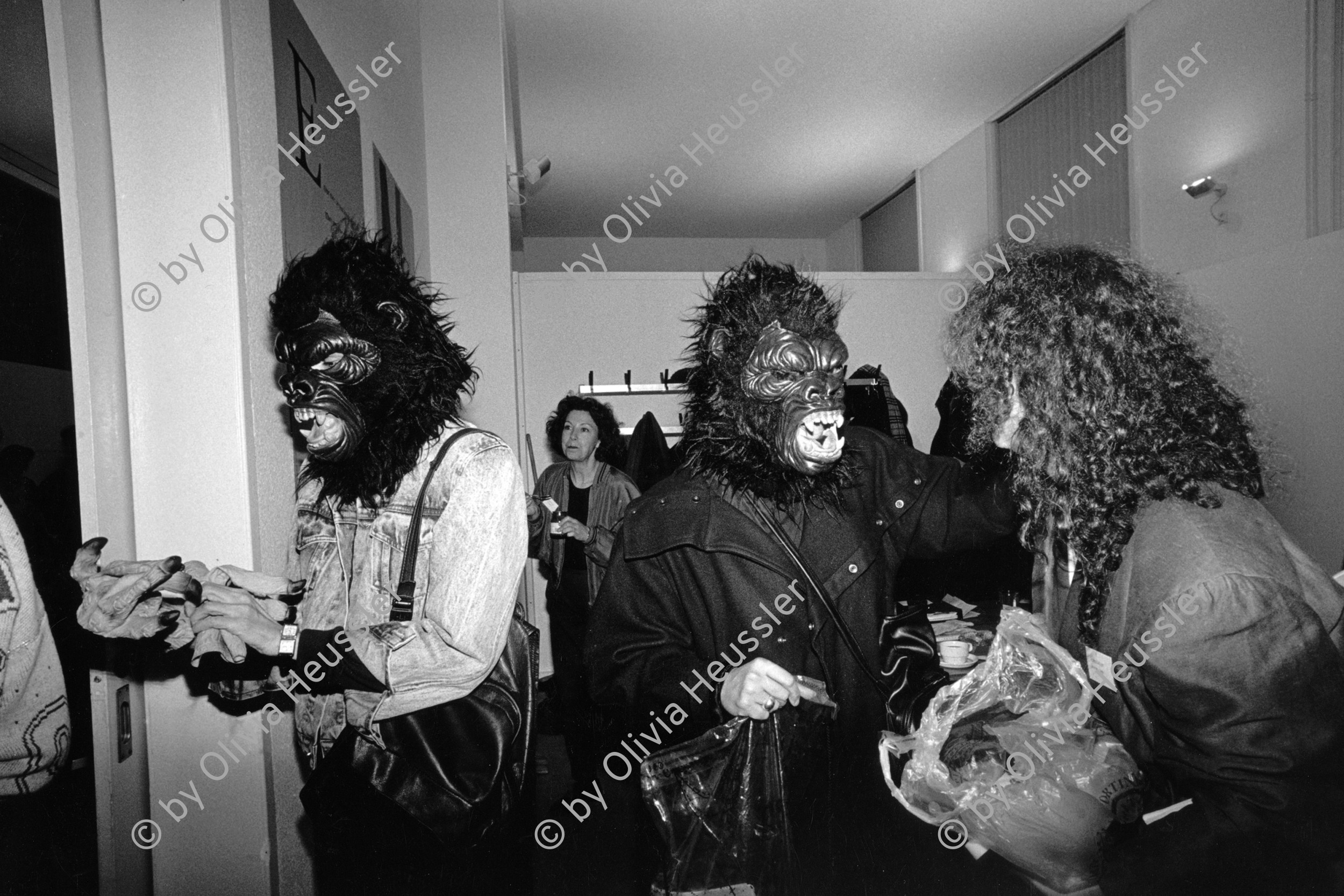 Image of sheet 19900880 photo 21: Die New Yorker Künstlerinnen Gruppe Gorilla Girls während einem Symposium über Wissenschaft und Künste, Basel 1990. Schweiz Frauen Women Kunst Art protest √