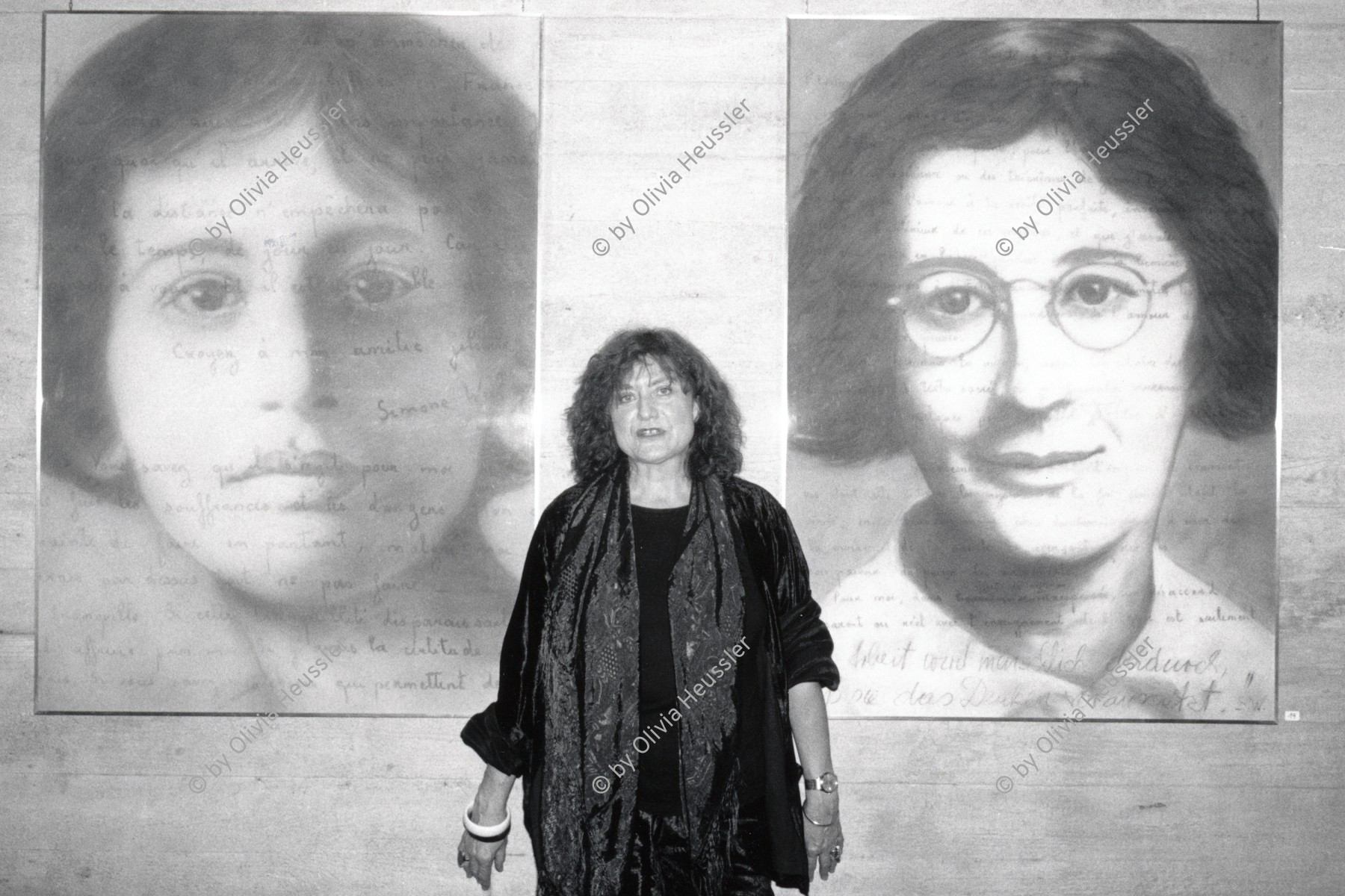 Image of sheet 19900890 photo 31: Die Kunstmalerin Astrid Keller vor ihren Werken mit den Portraits von Simone Weil, Paulus Akademie Zürich 11.90 1990.