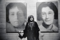 Image of sheet 19900890 photo 33: Die Kunstmalerin Astrid Keller-Fischer vor ihren Werken mit den Portraits von Simone Weil, Paulus Akademie Zürich 1990.