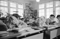 Image of sheet 19900920 photo 10: Portrait Christoph Blocher SVP im Kongresshaus Zürich. Politik und Wirtschaft.
Lehrer Thöny mit seiner Primarschule Schule Schulklasse 5. und 6. Klasse Mädchen und Buben gemischt im Schulhaus Lehnen in Urnäsch, Kanton Appenzell. Gemeinde Hundwil. Er arbeitet seit 1957 als Lehrer im selben Schulhaus und ist ein toller Photograph. 
Urnäsch im Kanton Appenzell Ausserrhoden 1990