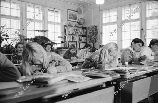 Image of sheet 19900920 photo 10: Portrait Christoph Blocher SVP im Kongresshaus Zürich. Politik und Wirtschaft.
Lehrer Thöny mit seiner Primarschule Schule Schulklasse 5. und 6. Klasse Mädchen und Buben gemischt im Schulhaus Lehnen in Urnäsch, Kanton Appenzell. Gemeinde Hundwil. Er arbeitet seit 1957 als Lehrer im selben Schulhaus und ist ein toller Photograph. 
Urnäsch im Kanton Appenzell Ausserrhoden 1990