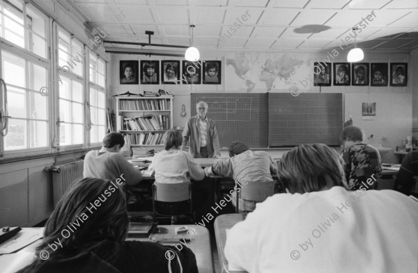 Image of sheet 19900920 photo 15: Portrait Christoph Blocher SVP im Kongresshaus Zürich. Politik und Wirtschaft.
Lehrer Thöny mit seiner Primarschule Schule Schulklasse 5. und 6. Klasse Mädchen und Buben gemischt im Schulhaus Lehnen in Urnäsch, Kanton Appenzell. Gemeinde Hundwil. Er arbeitet seit 1957 als Lehrer im selben Schulhaus und ist ein toller Photograph. 
Urnäsch im Kanton Appenzell Ausserrhoden 1990