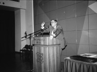 Image of sheet 19900920 photo 2: Portrait Christoph Blocher SVP im Kongresshaus Zürich. Politik und Wirtschaft.
Lehrer Thöny mit seiner Primarschule Schule Schulklasse 5. und 6. Klasse Mädchen und Buben gemischt im Schulhaus Lehnen in Urnäsch, Kanton Appenzell. Gemeinde Hundwil. Er arbeitet seit 1957 als Lehrer im selben Schulhaus und ist ein toller Photograph. 
Urnäsch im Kanton Appenzell Ausserrhoden 1990