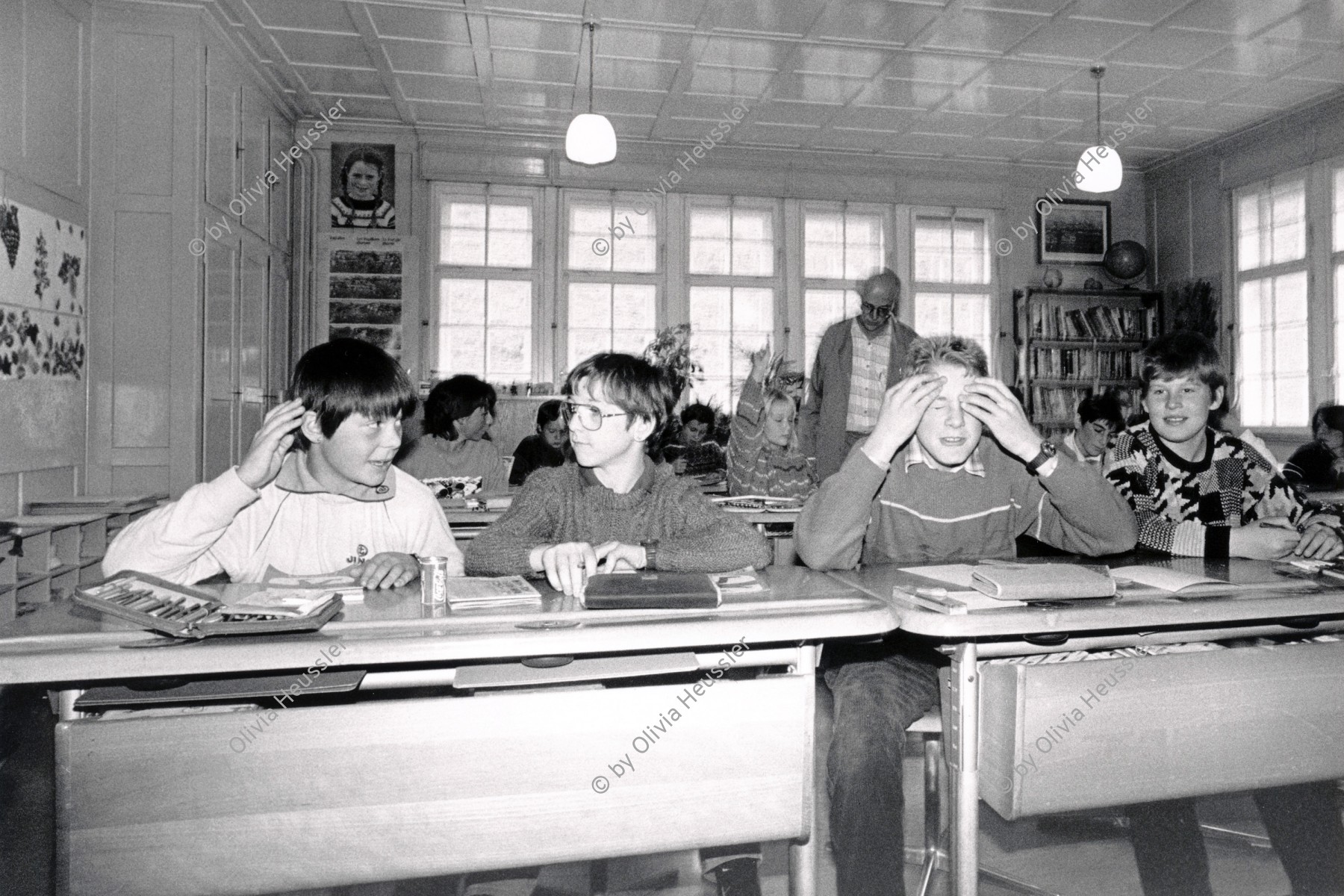 Image of sheet 19900920 photo 20: Lehrer Thöny mit seiner Primarschulklasse 5. und 6. Schulhaus Lehnen in Urnäsch, Kanton Appenzell 1990.