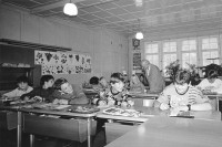 Image of sheet 19900920 photo 21: Lehrer Thöny mit seiner Primarschulklasse 5. und 6. Schulhaus Lehnen in Urnäsch, Kanton Appenzell 1990.